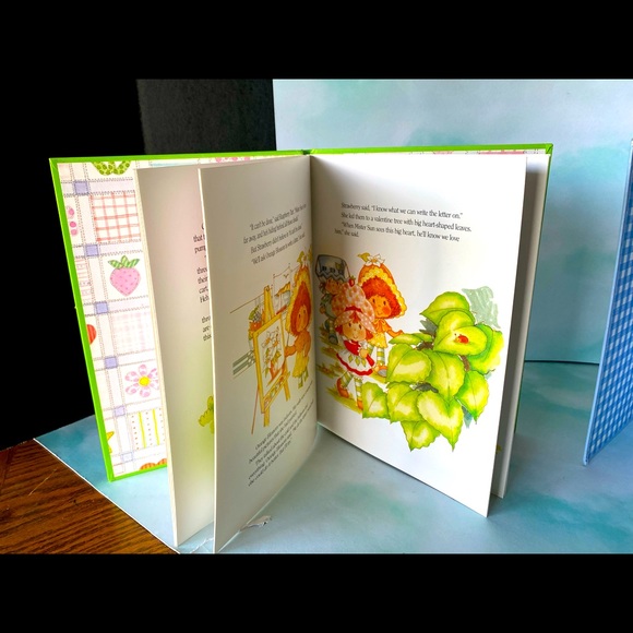 STRAWBERRY SHORTCAKE VINTAGE 80s COLLECTABLE HARDCOVER BOOK BUNDLE OF 3 - Picture 10 of 16